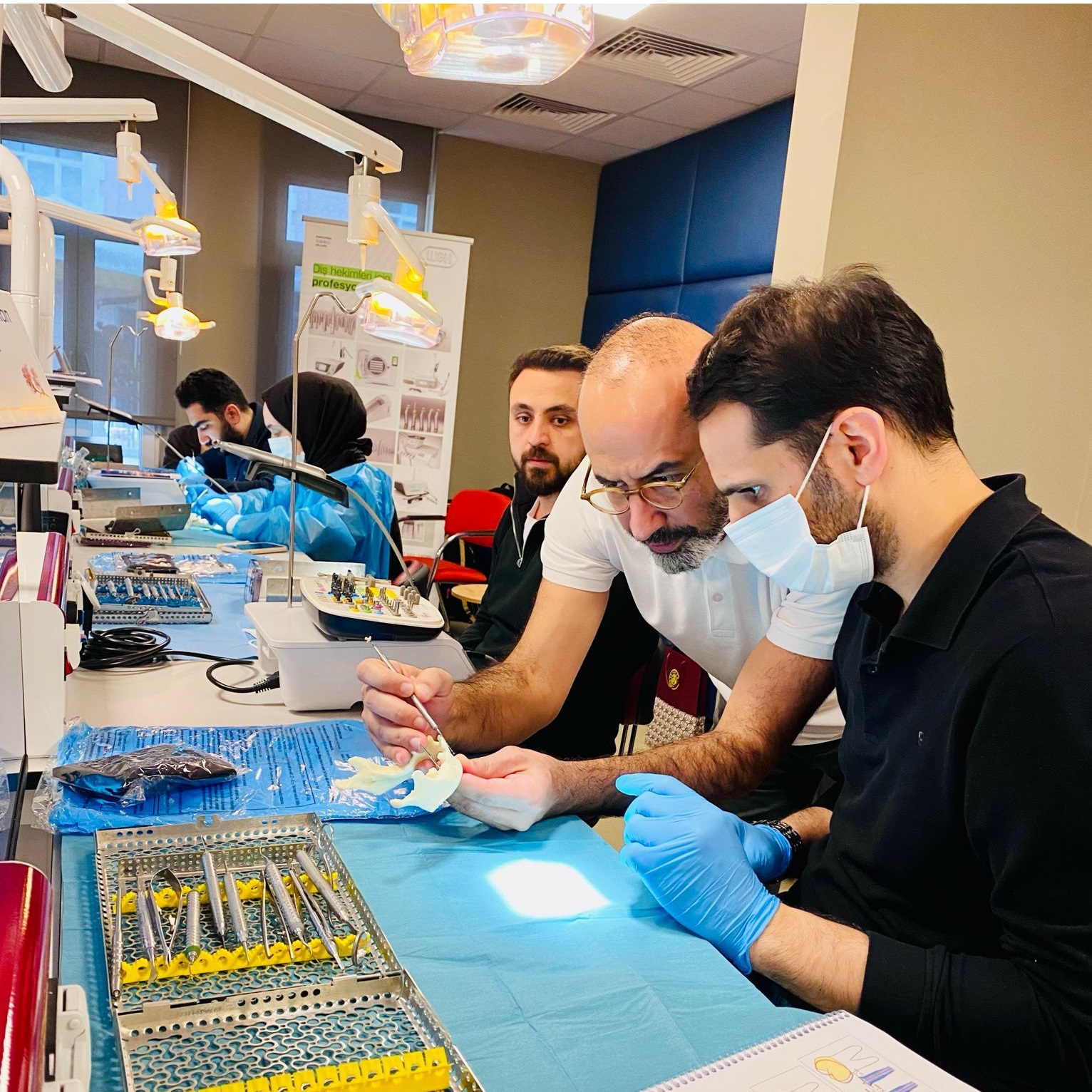 Prof. Dr. Korkud Demirel ve Prof. Dr. Burak Çankaya ile İmplantoloji Cerrahi Kursu